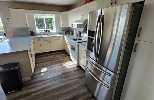 Gibsons Maison | Big and bright house with 180 degree views of the Ocean in the heart of Gibsons