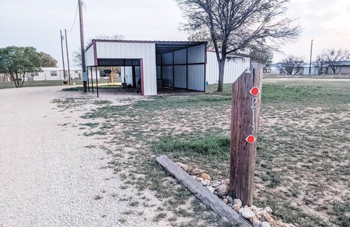 Voss Maison | Big Bass Bungalow @ Lake Ivie. 1bd/1ba Barndominium. Covered Boat Parking