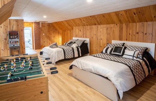 Rigaud Cabine | Big Beautiful 6 Bed Chalet Waterfront in Rigaud