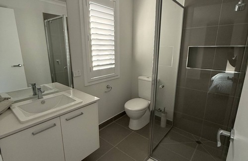Wyndham Vale Maison | Big & Beautiful Modern Home, Ensuite with every Bedroom! Close to everything