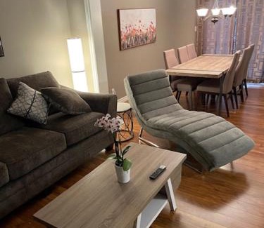 Ottawa Division Maison | Big Bedroom, 24