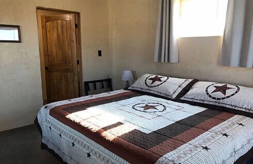 Terlingua Hôtel | Big Bend Lodging at Ten Bits Ranch | Room #6 (Texas Hattery)