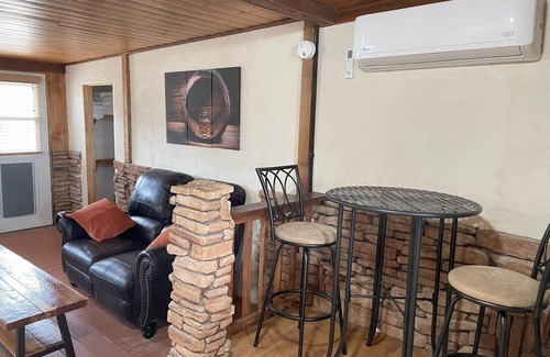 Study Butte-Terlingua Hôtel | Big Bend Lodging at Ten Bits Ranch | Room #14 - The Saloon