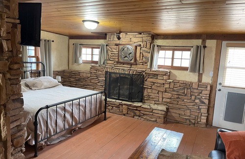 Study Butte-Terlingua Hôtel | Big Bend Lodging at Ten Bits Ranch | Room #14 - The Saloon