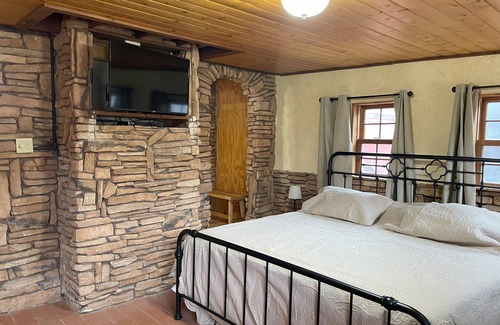 Study Butte-Terlingua Hôtel | Big Bend Lodging at Ten Bits Ranch | Room #14 - The Saloon