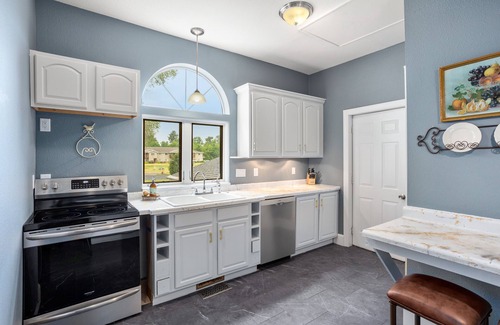 King Maison | Big Blue on QQ - 5 Br House Near the Chain of Lakes