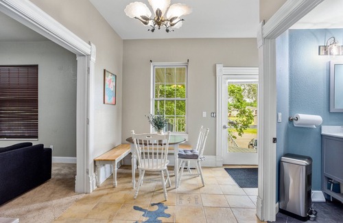 King Maison | Big Blue on QQ - 5 Br House Near the Chain of Lakes