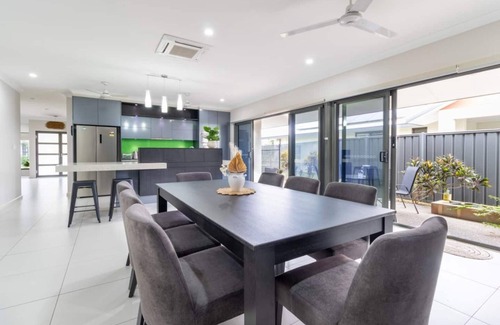 Muirhead Maison | Big & Breezy House | Mins to Beach, Hospital & Uni by Tropical BNB