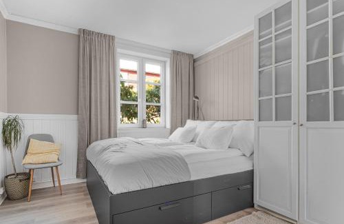 Bergenhus Appartement | Big central apartment w/a view and parking