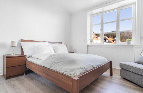Bergenhus Appartement | Big central apartment w/a view and parking