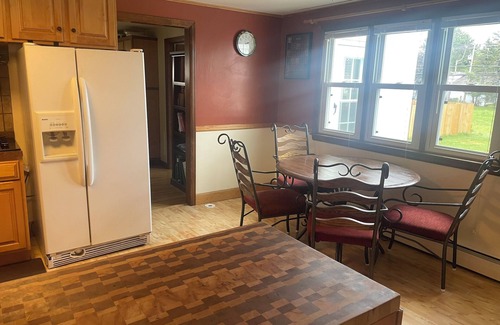 Williamsville Maison | Big & Cozy 3-bedroom House with Driveway, Huge TV & Fireplace in Buffalo Suburbs