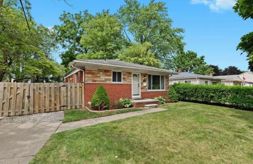 Dearborn Heights Maison | Big Fenced Backyard Sleeps 8