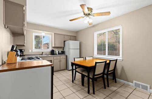 Dearborn Heights Maison | Big Fenced Backyard Sleeps 8