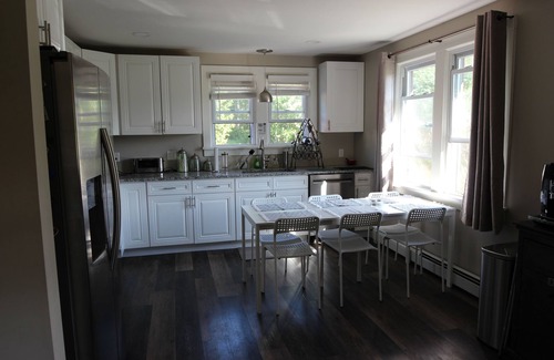Maplecrest Maison | Luxe moderne en pays de ski, Matelas Tempurpedic, Animaux admis, Jouets pour enfants 4 ans et plus