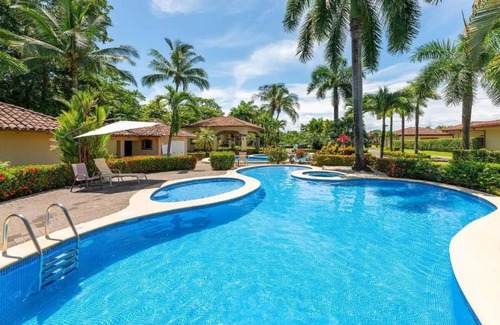 Bejuco Maison | Big & Homely 3 BDR house, Private Pool, Tennis- near the beach