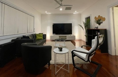 Hurstville Maison | Big House + Home Cinema & Queen Beds