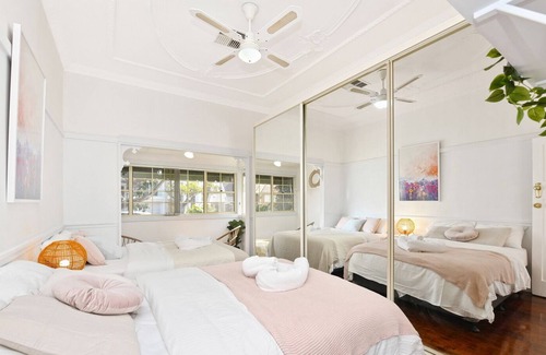 Hurstville Maison | Big House + Home Cinema & Queen Beds