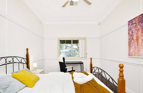 Hurstville Maison | Big House + Home Cinema & Queen Beds