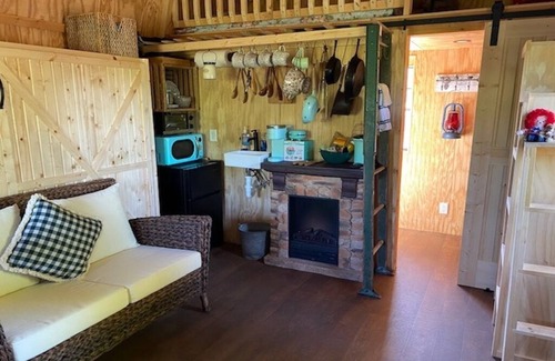 Hamersville Cabine | Big Mike's Cabin on the lake, next to ball diamonds nestled in 3 -cabin village