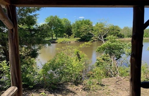 Hamersville Cabine | Big Mike's Cabin on the lake, next to ball diamonds nestled in 3 -cabin village