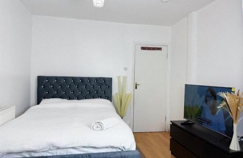 East Ham Maison | Big Room in East Ham
