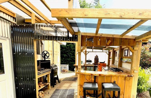 Christchurch District Maison | Big Sky Retreat - beautiful house and glamping yurts overlooking Akaroa Harbour.