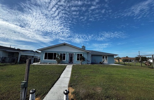 Astor Maison | Big Soothing 3-bedroom house with AC in Astor on the St John’s River!