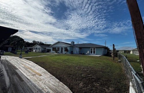 Astor Maison | Big Soothing 3-bedroom house with AC in Astor on the St John’s River!