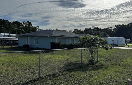 Astor Maison | Big Soothing 3-bedroom house with AC in Astor on the St John’s River!