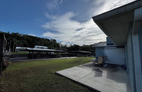 Astor Maison | Big Soothing 3-bedroom house with AC in Astor on the St John’s River!