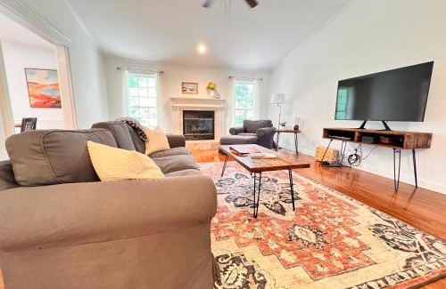 Farmington Maison | Big space inside and out, 15min to UofA w 1acre
