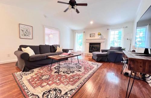 Farmington Maison | Big space inside and out, 15min to UofA w 1acre