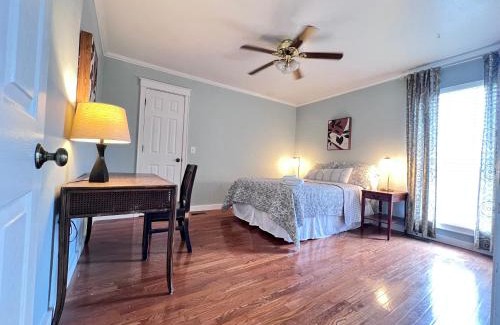 Farmington Maison | Big space inside and out, 15min to UofA w 1acre