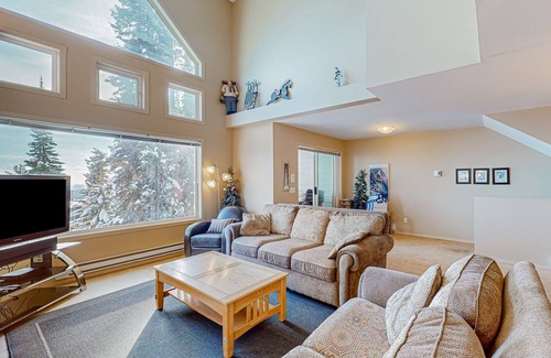 Big White Ski Resort Cabine | Big White Ski Resort cabin with hot tub, balcony, & two kitchens - walk to lifts