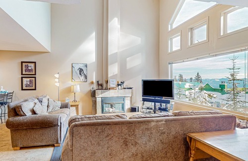 Big White Ski Resort Cabine | Big White Ski Resort cabin with hot tub, balcony, & two kitchens - walk to lifts