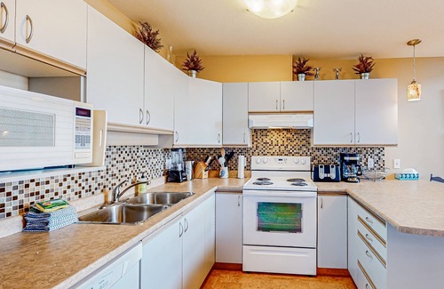 Big White Ski Resort Cabine | Big White Ski Resort cabin with hot tub, balcony, & two kitchens - walk to lifts