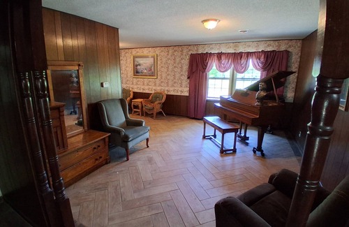 Iola Maison | Bike, Fish, Relax 3 BR Lakefront Ranch House
