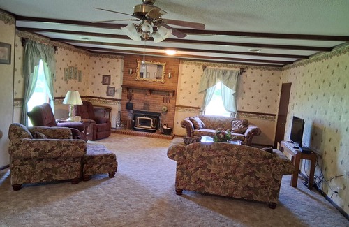 Iola Maison | Bike, Fish, Relax 3 BR Lakefront Ranch House