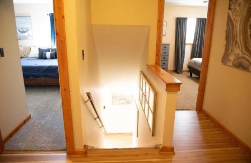 Athens Maison | Biker Hiker friendly 3 bedroom by Strouds Run State Park