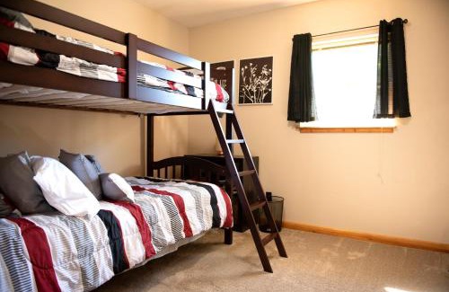Athens Maison | Biker Hiker friendly 3 bedroom by Strouds Run State Park