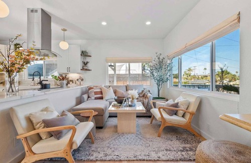 Point Loma Maison | Bikes, beach gear, private yard + walk to sand — your OB surf & chill escape awaits.