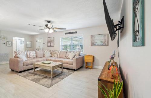 Lecanto Maison | Bikes, Yard and Fire Pit at Upscale Lecanto Home!