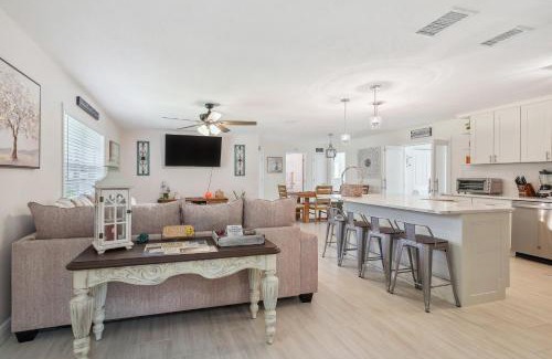Lecanto Maison | Bikes, Yard and Fire Pit at Upscale Lecanto Home!