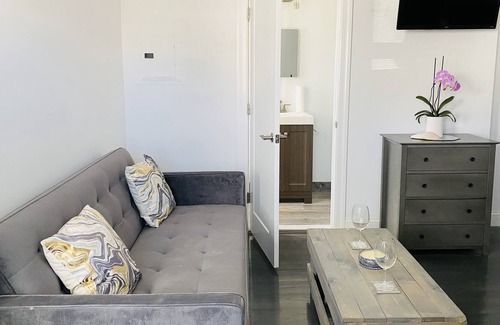Long Beach Appartement | Bikinis & Martinis a Modern Beach Studio for 2 only 5 minute walk to the beach