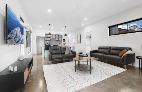 Hill Top Maison | Billy Button Retreat