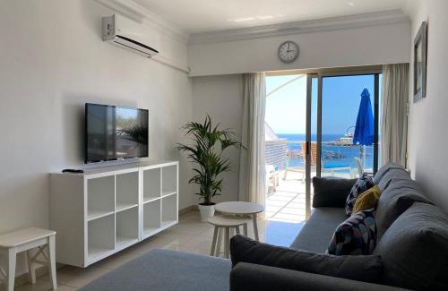 Playa de Mogan Appartement | Billy's Beachfront Apartment with pool access