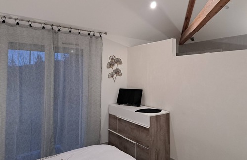 Pouilly-les-Nonains Lit Et Petit-Déjeuner | BILOBA guest room, bathroom WC and exterior