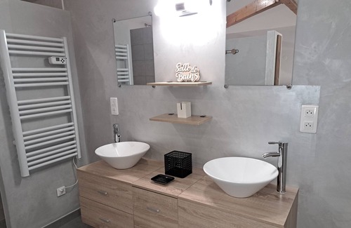 Pouilly-les-Nonains Lit Et Petit-Déjeuner | BILOBA guest room, bathroom WC and exterior
