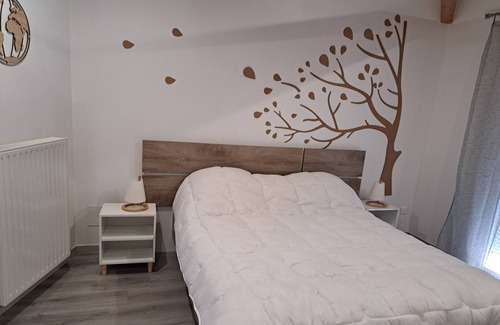 Pouilly-les-Nonains Lit Et Petit-Déjeuner | BILOBA guest room, bathroom WC and exterior