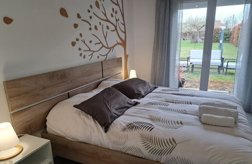 Pouilly-les-Nonains Lit Et Petit-Déjeuner | BILOBA guest room, bathroom WC and exterior